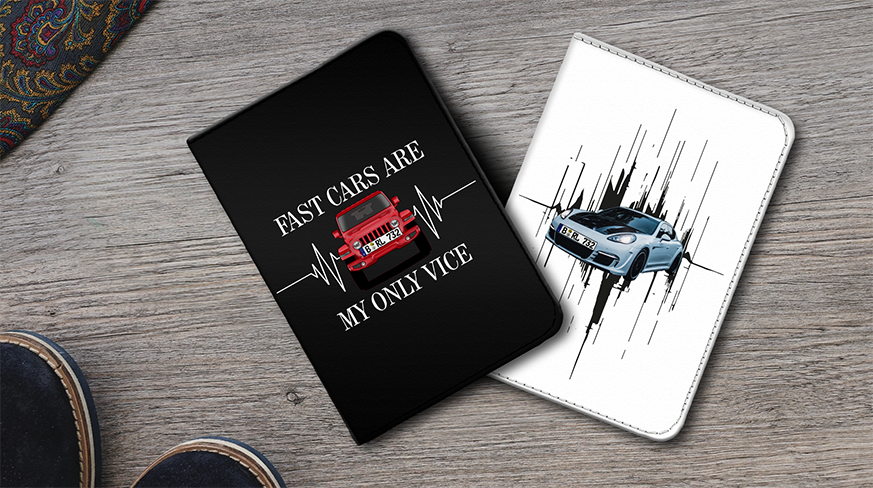 Zwei Auto-Notizbuchcover auf Holzfläche: Links schwarz mit rotem Auto und FAST CARS Zitat, Rechts weiß mit blauem Sportauto und Bewegungslinien