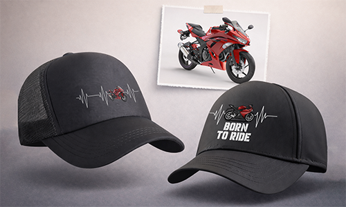 Zwei schwarze Caps mit rotem Motorrad-Herzschlag-Design, rechtes Cap mit BORN TO RIDE Schrift, Foto des roten Bikes dahinter