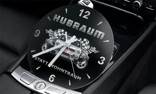 Rennsport-Uhr in der Mittelkonsole mit zwei Autos, Zielflaggen und Schriftzug HUBRAUM STATT WOHNTRAUM