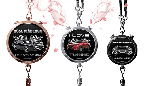 Drei runde Anhänger mit Auto-Themen auf schwarzen Hintergründen. Links: Oldtimer mit deutschem Text und Schachbrettflaggen. Mitte: rotes SUV, „I Love Tuning.“ Rechts: blaues Auto mit Schachbrettflaggen und deutschem Text. Pinke Blumenakzente rundherum.