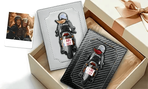 Personalizowany holder na dokumenty do motocykla z imieniem i numerem rejestracyjnym - świetny prezent dla twojej siostry.
