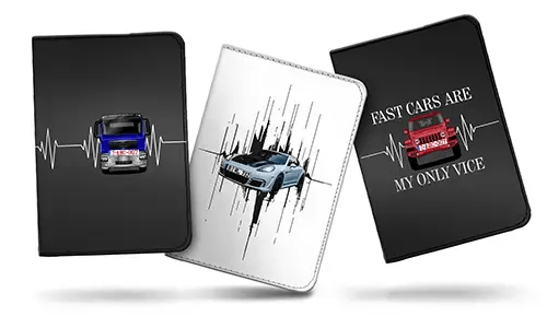 Drei Auto-Notizbuchcover nebeneinander: Blau-Silber Auto mit Herzschlag, Blaues Sportauto mit Bewegungslinien, Rotes Auto mit FAST CARS Zitat
