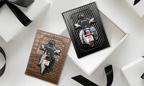 Housse pour carte grise de ta moto avec le prénom de ton mari et la plaque d'immatriculation