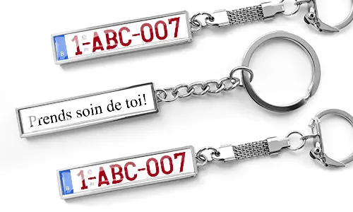 Metalen sleutelhangers in zakelijke stijl met aangepaste kentekenplaattekst en gegraveerd berichtdesign