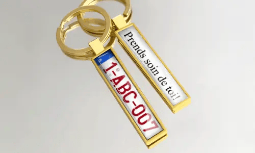 Porte-clés en métal doré avec plaque d’immatriculation personnalisée et texte gravé