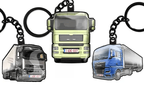 Llaveros con forma de camión con tres diseños diferentes, mostrados como accesorios de vehículo personalizables
