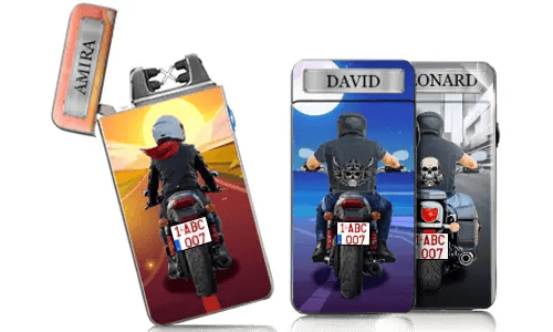 Drei Feuerzeuge mit Motorradmotiven. Jedes Feuerzeug zeigt einen Fahrer von hinten mit personalisierten Designs und Hintergründen, die ein Gefühl von Abenteuer vermitteln.