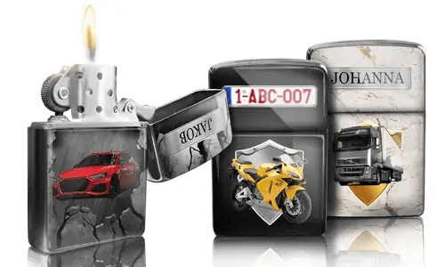 Drei metallische Feuerzeuge mit individuellen Designs: ein rotes Auto, ein gelbes Motorrad mit Kennzeichen und ein LKW mit der Aufschrift „JOHANNA“. Ein Feuerzeug ist geöffnet und die Flamme brennt.