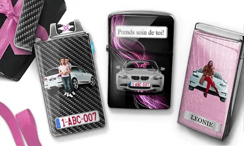 Drei Feuerzeuge mit auto­bezogenen Designs, die Bilder von Autos und Menschen zeigen, vor schwarzem und pinkem Hintergrund und mit einem stilvollen, modernen Flair.