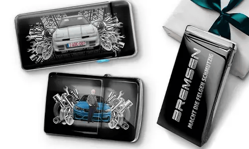 Drei Auto-Themen-Artikel mit Auto-Illustrationen und Maschinen-Motiven, arrangiert neben einer Geschenkbox, die mit einer grünen Schleife gebunden ist.