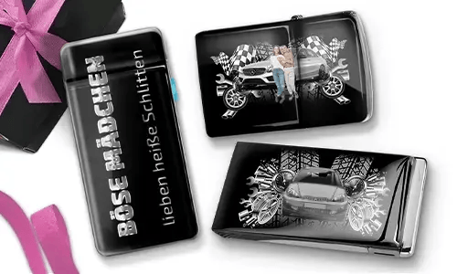 Drei glänzende schwarze Objekte mit Auto-Designs. Eines trägt in weißer Schrift die Aufschrift „BÖSE MÄDCHEN lieben heiße Schlitten“. Ein lebendiges und verspieltes Auto-Motiv.