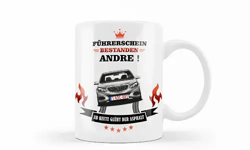 Weiße Tasse mit silbernem Auto, Flammen und Reifenspuren, deutscher Glückwunschtext zur Führerscheinprüfung für Andre
