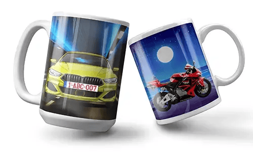 Zwei Tassen sind abgebildet; die erste zeigt ein lebhaftes grünes Auto mit eingeschalteten Scheinwerfern, das durch einen Tunnel rast. Die zweite zeigt ein rotes Motorrad unter einem Vollmond.