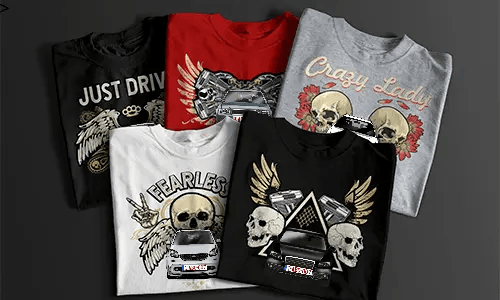 Zwei T-Shirts mit detaillierten Auto-Frontgrafiken, eines rot mit kräftigem schwarzen Design und eines weiß mit hellerem Druck, nebeneinander neben einer schwarzen Geschenkbox mit Schleife, automobil-inspirierte Mode für Autoliebhaber