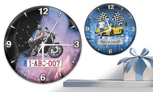 Zwei Wanduhren mit männlichen Figuren und Fahrzeugen: links mit Motorrad und Flammenmotiv, rechts mit gelbem Sportwagen und Rennflaggen