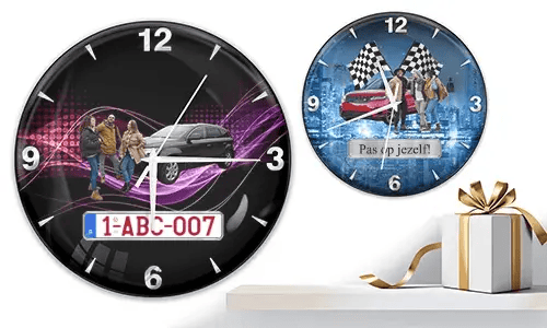 Zwei Wanduhren mit Gruppenszenen und Autos: links mit schwarzem Auto und lila Wellen, rechts mit rotem und schwarzem Auto, Rennflaggen und blauem Hintergrund