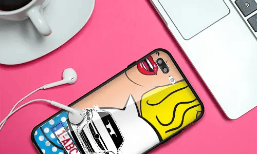 personalisierte handyhülle neben Laptop handyhülle personalisieren