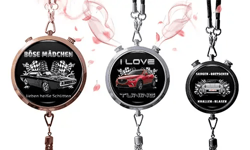 Drei runde Anhänger mit Auto-Themen auf schwarzen Hintergründen. Links: Oldtimer mit deutschem Text und Schachbrettflaggen. Mitte: rotes SUV, „I Love Tuning.“ Rechts: blaues Auto mit Schachbrettflaggen und deutschem Text. Pinke Blumenakzente rundherum.