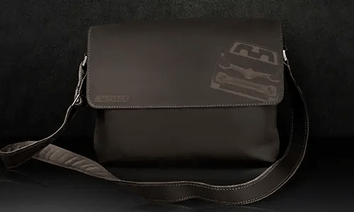 schwarze ledertasche auf schwarzem Hintergrund tasche schwarz leder