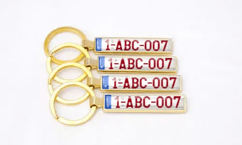 Porte-clés dorés style plaque d’immatriculation avec numéros personnalisés arrangés
