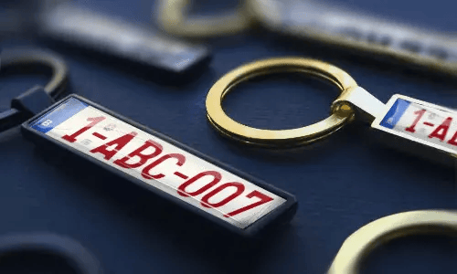 Metal license plate keychains highlight personalized messages as gift ideas