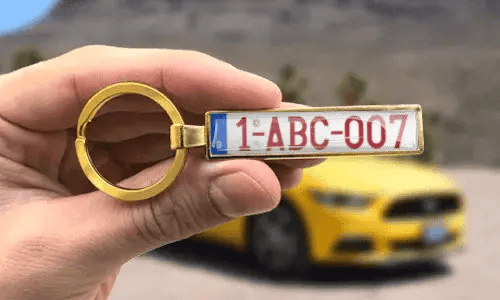 Gouden sleutelhanger op maat met gegraveerde nummerplaatnummers