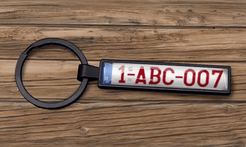 Op maat gemaakte nummerplaat sleutelhanger met een matte zwarte afwerking