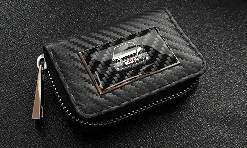 schlüssel hülle auf dem schwarzen Hintergrund hülle autoschlüssel