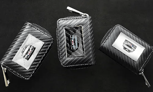 schlüssel hülle mit Autobildern auf dem Tisch schlüssel hülle