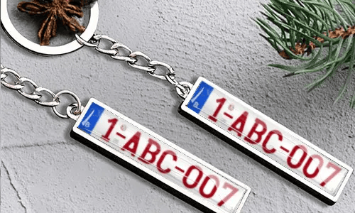 Metallynkeychain med nummerplade og flagdetalje