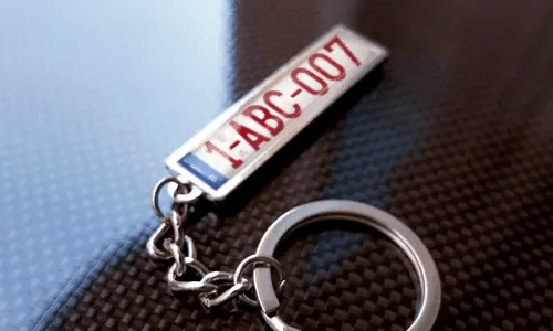 Metalen sleutelhanger met vlaggenontwerp-pendant en chromen ring