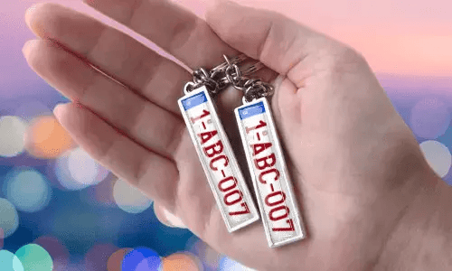 Porte-clés avec plaque personnalisée et numéros personnalisés, tenu en main