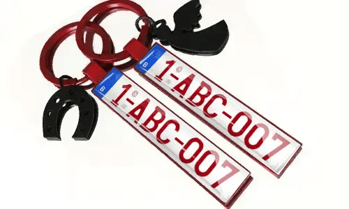 Metall-Schlüsselanhänger mit Nummernschild und Zubehör