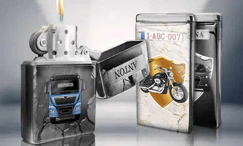 Geöffnetes Metallfeuerzeug mit blauem LKW-Design, Flamme brennt. Dahinter stehen zwei geschlossene Feuerzeuge mit Motiven: ein Motorrad und ein Auto mit Kennzeichen.