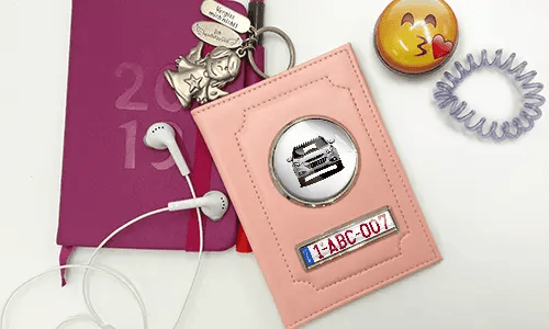 tasche für fahrzeugpapiere auf dem Tisch neben Nitizbuch tasche fahrzeugpapiere