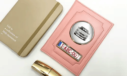 tasche für fahrzeugpapiere auf dem Tisch tasche für fahrzeugschein