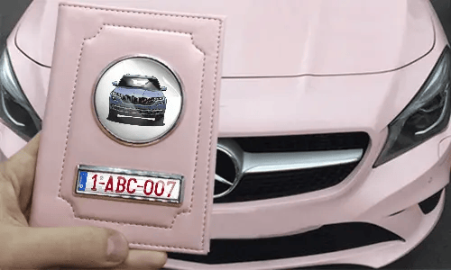 tasche für fahrzeugpapiere in der Hand mit rosa Wagen schutzhülle für fahrzeugschein