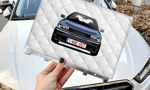 schlüsselbrett personalisiert mit Weißleder Hintergrund in der Hand personalisiertes schlüsselbrett