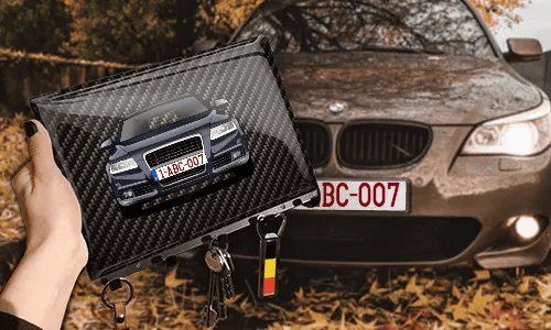 schlüsselbrett personalisiert mit Carbon Hintergrund in der Hand individuelles Schlüsselbrett