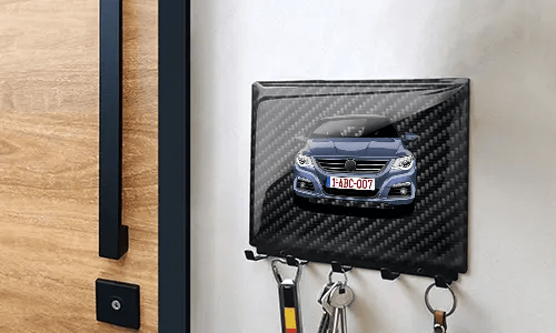 schlüsselbrett personalisiert mit Carbon Hintergrund auf der Wand Schlüsselbrett mit Wunschmotiv