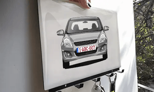 schlüsselbrett personalisiert mit Autosiouette auf weißem Hintergrund in der Hand individuelles Schlüsselbrett