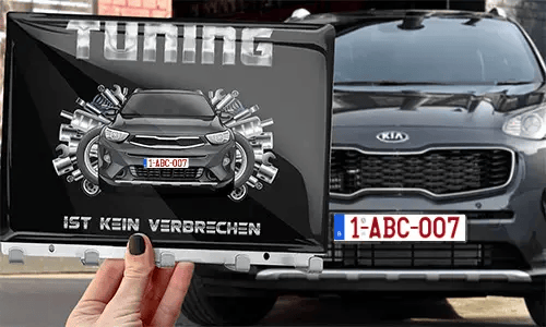 schlüsselbrett design in der Hand mit dem Wagen auf dem Hintergrund schlüsselbrett auto design