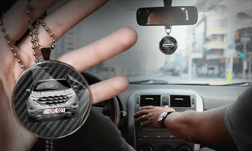 Innenspiegelanhänger in der Hand im Auto auto innenspiegel anhänger