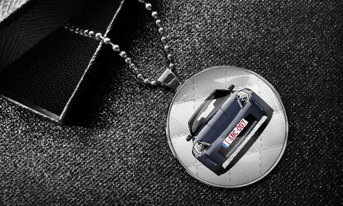 Innenspiegelanhänger neben Versandverpackung auf dem schwarzem Hintergrund anhänger innenspiegel auto