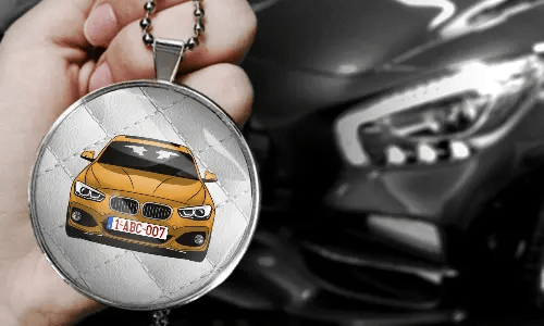 Innenspiegelanhänger mit dem Weißleder Hintergrund in der Hand rückspiegelanhänger auto