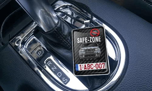Auto-Safezone-Anhänger mit Carbon Hintergrund und Lederkette im Wagen Auto-Schutzraum-Anhänger