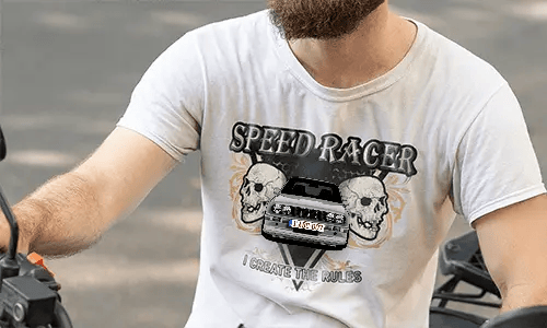 Weißes T-Shirt mit roter Motorradgrafik zwischen Schädeln, SPEED RACER oben, I CREATE THE RULES unten