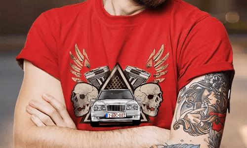 Rotes T-Shirt mit weißer SUV-Grafik, flankiert von Schädeln und Kolben, goldene Flügel dahinter, getragen von tätowierter Person