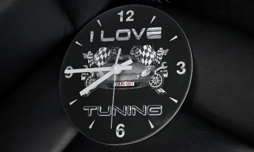 Wanduhr mit getuntem Auto, Zielflaggen, Rädern und Schriftzug I LOVE TUNING auf schwarzem Hintergrund