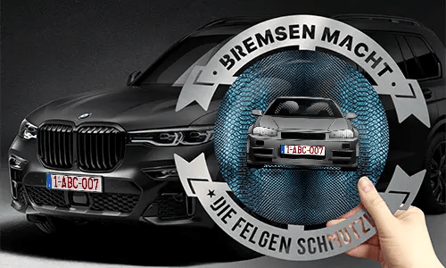 metallschild selbst gestalten Chromlackiert in der Hand mit dem Wagen auf dem Hintergrund individuelles metallschild